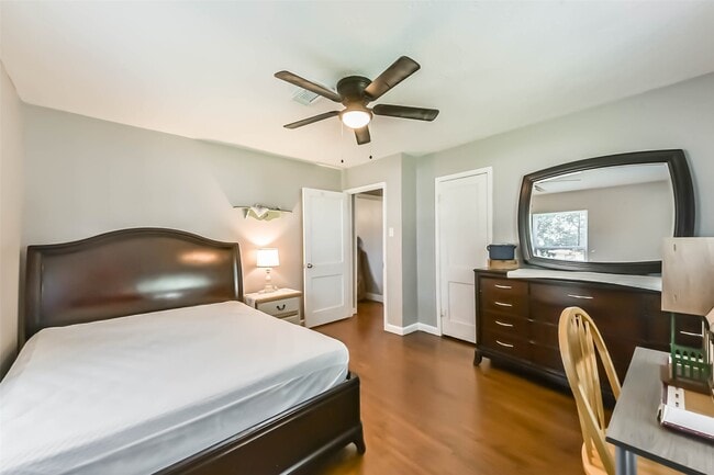 Building Photo - 1102 W Hart Ave