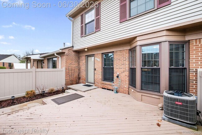 Building Photo - 38887 Country Cir