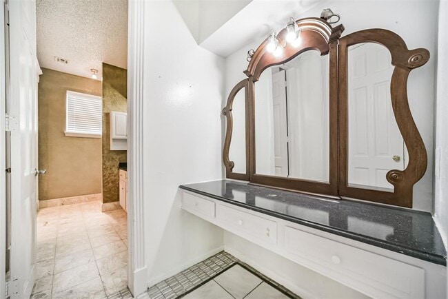 Building Photo - 15738 Fleetwood Oaks Dr