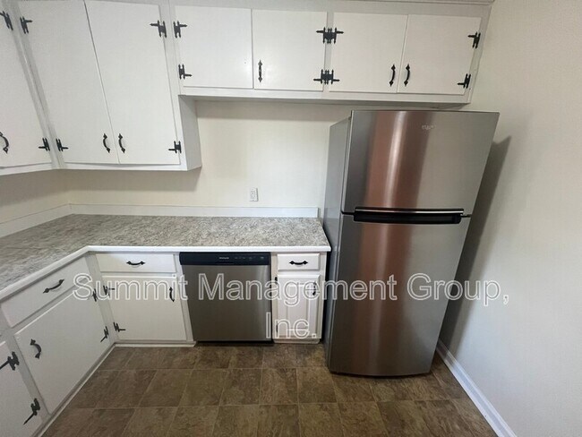 Building Photo - 8293 Lakeview Dr SW