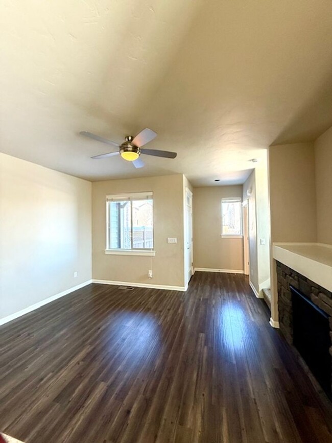 Building Photo - Lovely End Unit 3 Bedroom Townhome!