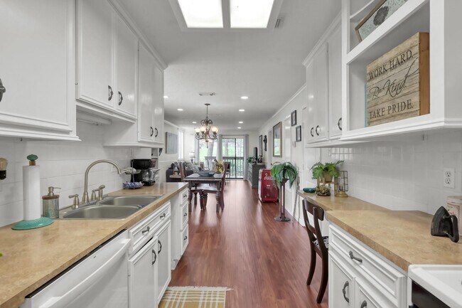 Building Photo - 3900 Aspen Dr