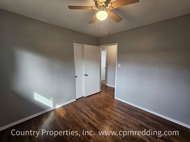 Building Photo - Garden Tract 3-Bedroom House with Hardwood...