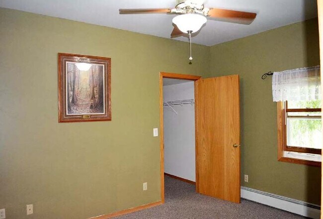 Building Photo - Home Coming Available - Kaukauna Northside