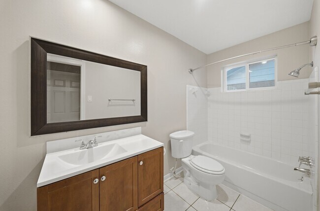 Building Photo - 16611 Ben Ledi Dr