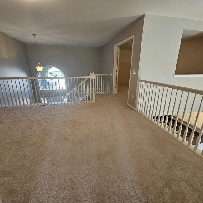 Building Photo - 3 Bedroom, 2.5 Bath Condo, Kitchen with St...