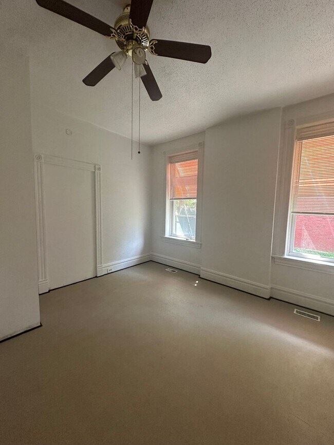 Building Photo - Amazing 2 Bedroom 1 Bathroom Home