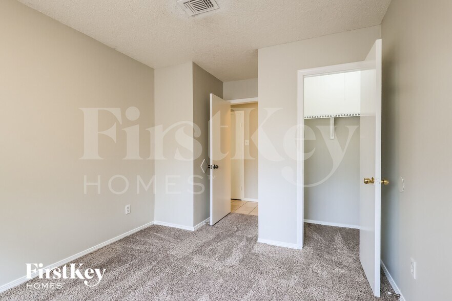 Building Photo - 9819 Kiwi Ln