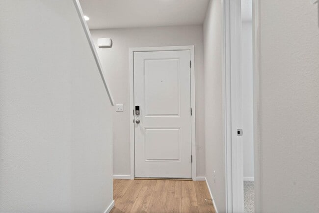 Building Photo - $1K move-in special! Sparkling clean newer 4-bdrm/3.5-bath townhome. 2-car garage, near Forest Park