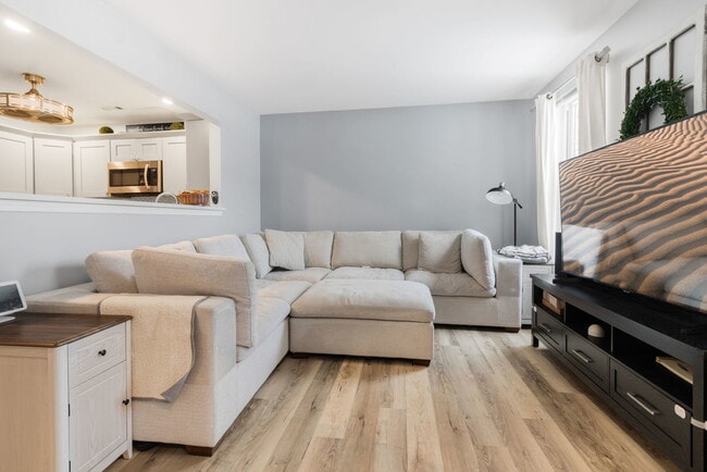 Building Photo - 986 Four Seasons Blvd