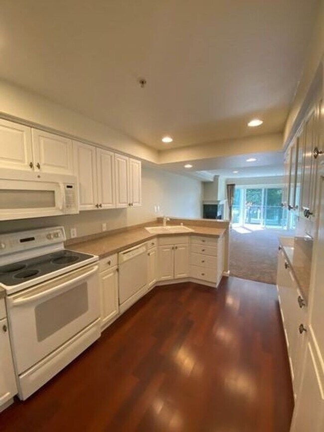 Building Photo - 2 Bed 3 Bath Condo at Galleria in the Hear...