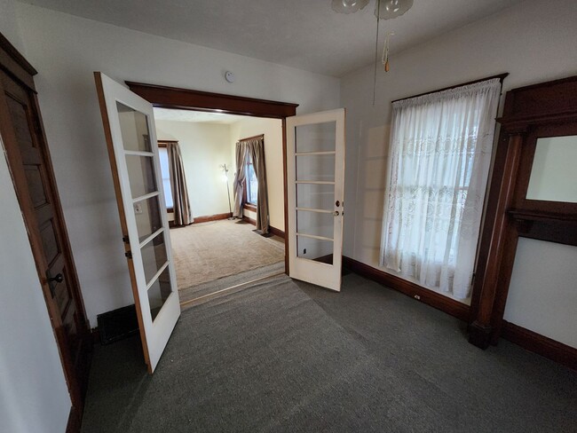 Building Photo - Great 2 Bedroom House in Moline