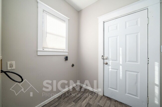 Building Photo - 1738 Damon St