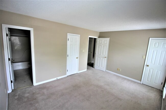 Building Photo - Move In Special: 1/2 Off 1st Month's Rent!