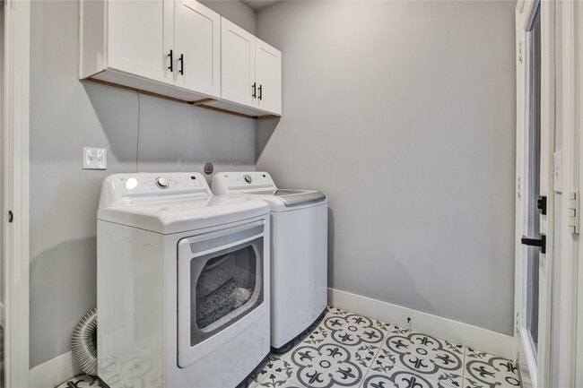 Building Photo - 811 Paul Quinn St