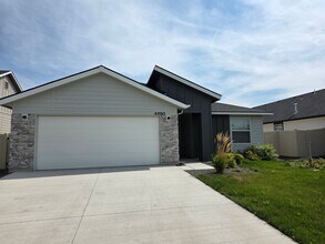 Building Photo - Like new 4 Bedroom Home