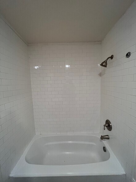 Building Photo - 144 N Clinton St