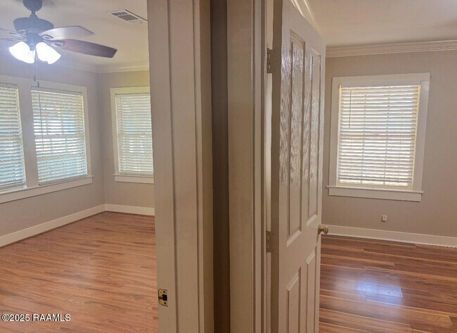 Building Photo - 121 Oak Crest Dr