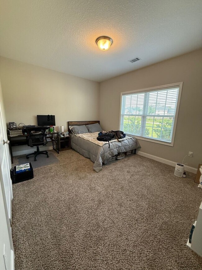 Building Photo - MOVE IN SPECIAL $400.00 OFF FIRST MONTH RE...