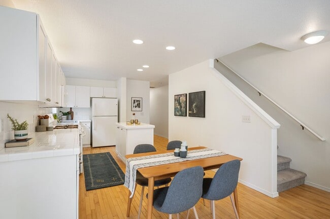 Building Photo - Spacious Cathedral Park Townhouse with Private Yard & Garage