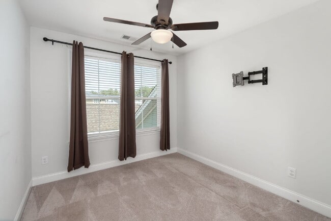 Building Photo - 407 Stoneleigh Ln