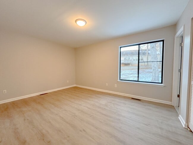 Building Photo - 3 Bedroom/2Bath Ranch inside Lake Monticello Community