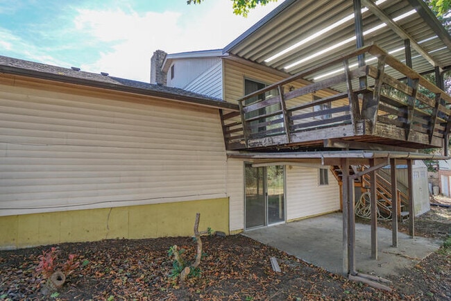 Building Photo - FOUR BEDROOM SPLIT LEVEL IN SALMON CREEK