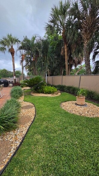 Building Photo - 2400 NE 10th St
