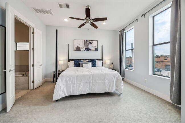 Building Photo - 2118 Sabine St