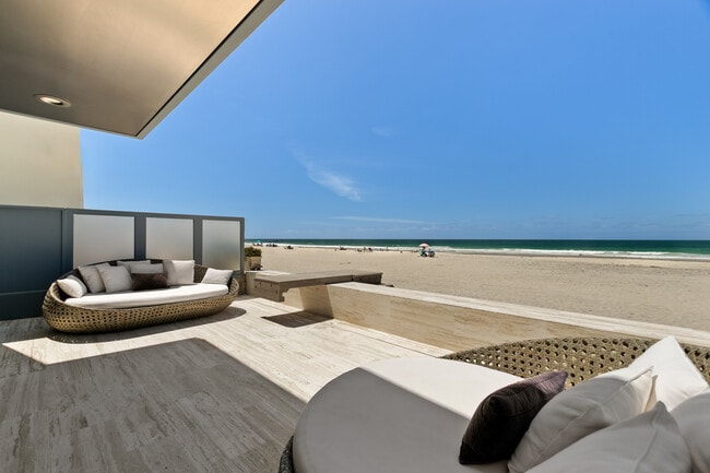 Building Photo - 2606 Ocean Front