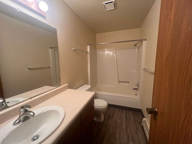 Building Photo - Spacious Two Bedroom Upper Apartment with Laundry in Unit!
