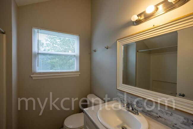 Building Photo - 6441 Hallet St