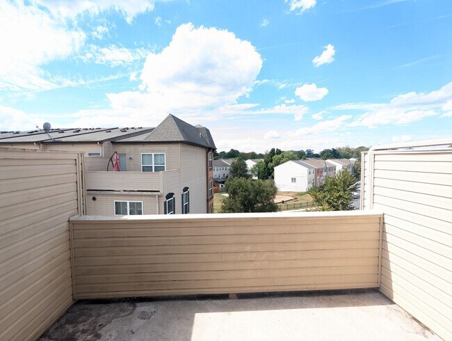 Building Photo - Modern 4 level townhouse available for imm...