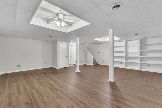 Building Photo - This charming rental in a convenient Clarksville location!