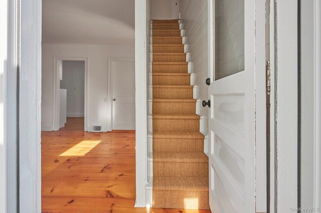 Building Photo - 16 Oak St