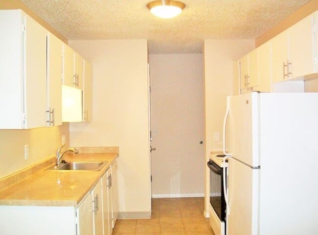 Building Photo - Light & Bright 2-Bedroom w/Dishwasher & Parking!