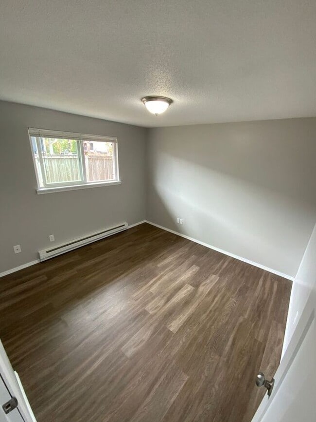 Building Photo - Mid Tacoma duplex 2bd 1 bath w/ 1 car garage