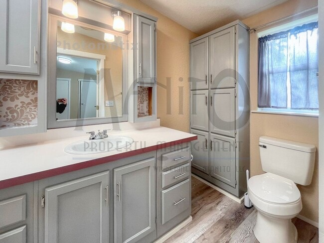 Building Photo - Spacious Modern 2 Bedroom Home