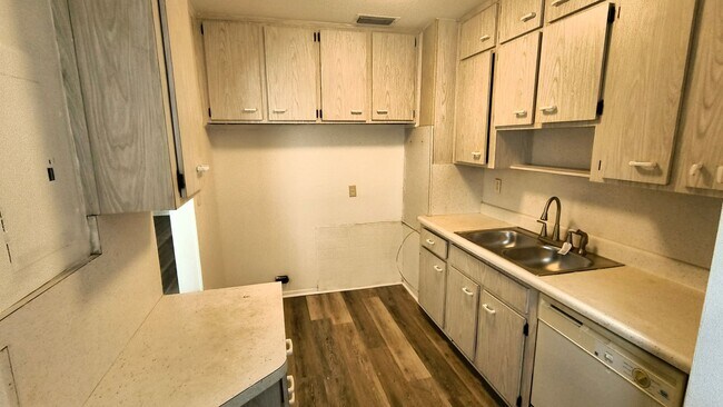 Building Photo - Newly Renovated 2BR/1BA | Jacksonville 32205