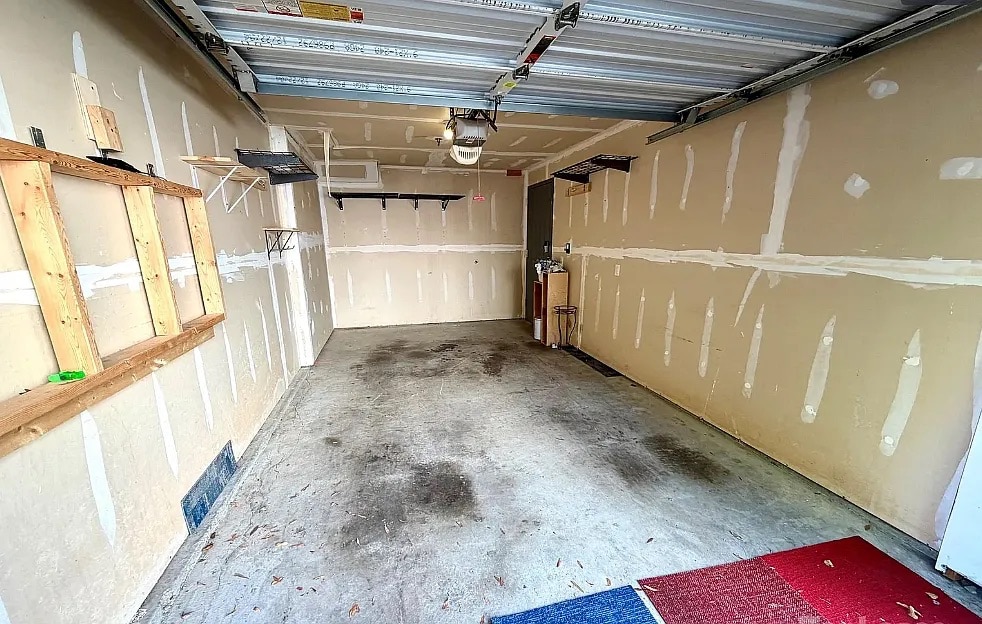 Building Photo - Room in Condo on Donatello Avenue