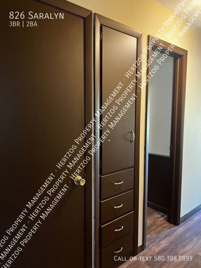 Building Photo - 826 Saralyn-