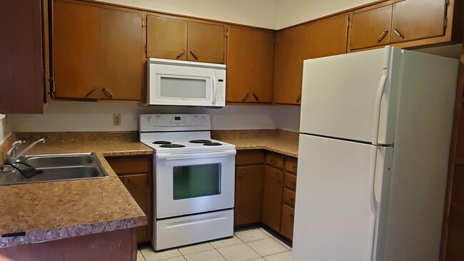 Building Photo - 717 W Cherry Ave