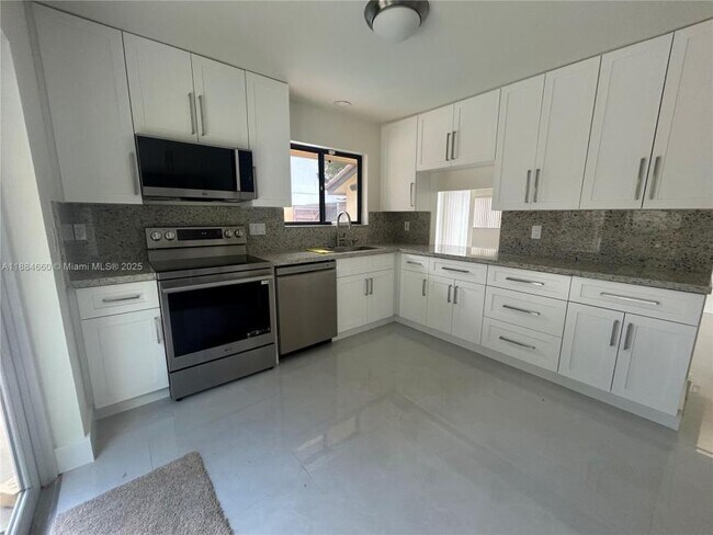 Building Photo - 3 bedroom in Miami FL 33179