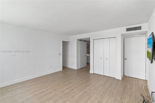 Building Photo - 9250 W Bay Harbor Dr