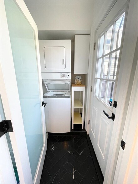 Building Photo - 5 Hancock St