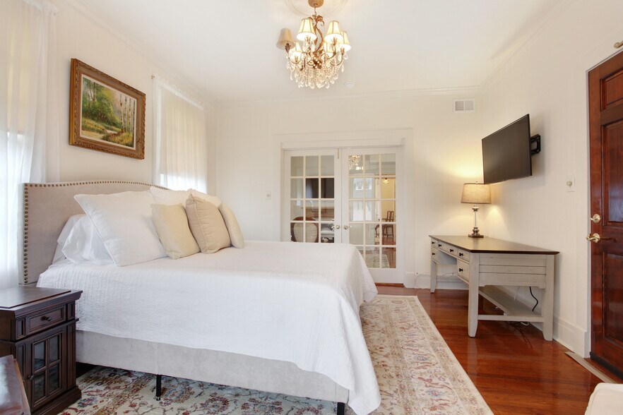 Building Photo - 4 Fontainebleau Dr