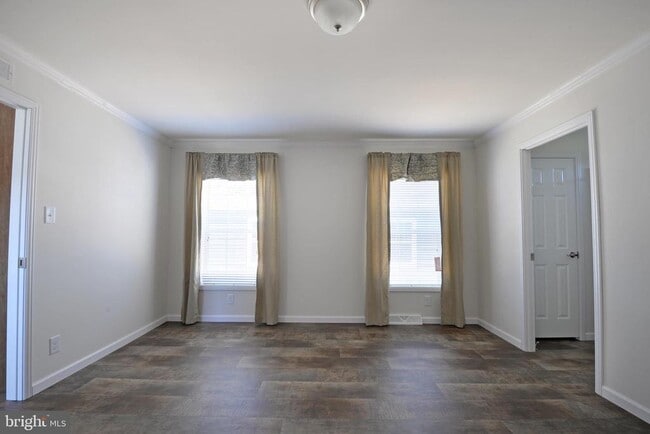 Building Photo - 41 Edgewater Dr