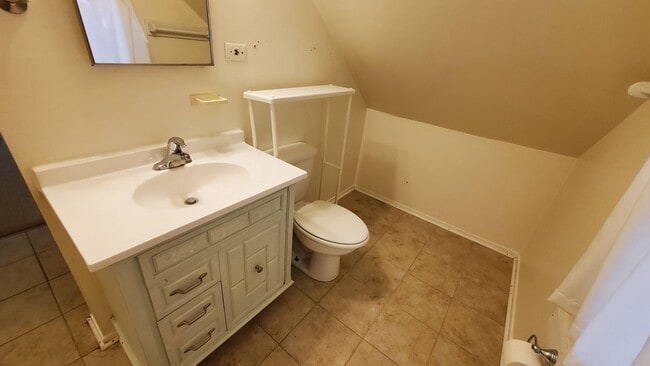 Building Photo - LONG-TERM RENTAL: Great Cedar Flat Home with Carport & Gas Fireplace!