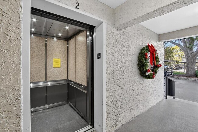 Building Photo - 2900 Cove Cay Dr