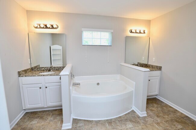 Building Photo - 1761 Nicholas Dr